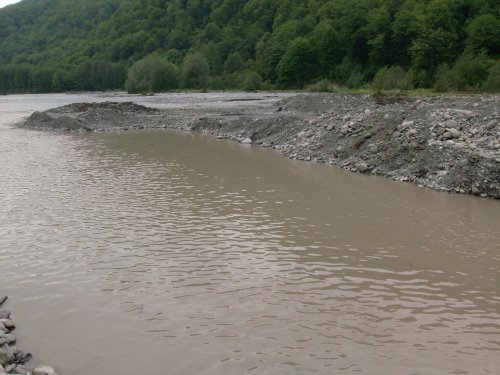 (2009.05.21) Незаконная добыча гравия в русле реки Шахе (г.Сочи)